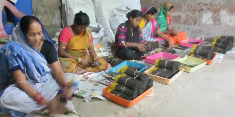 Women making agarbattis at Gobinda Dhupakathi Cluster