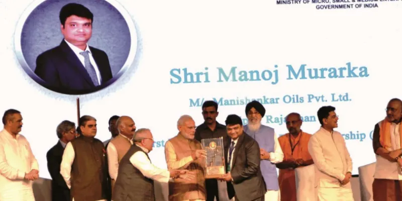 Manoj Murarka receiving the award from PM Modi