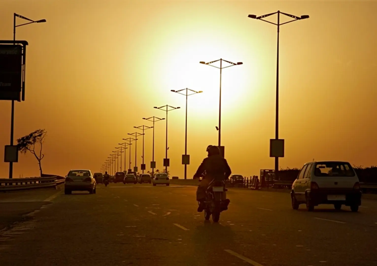 India: From present participle to past participle of “Rise”