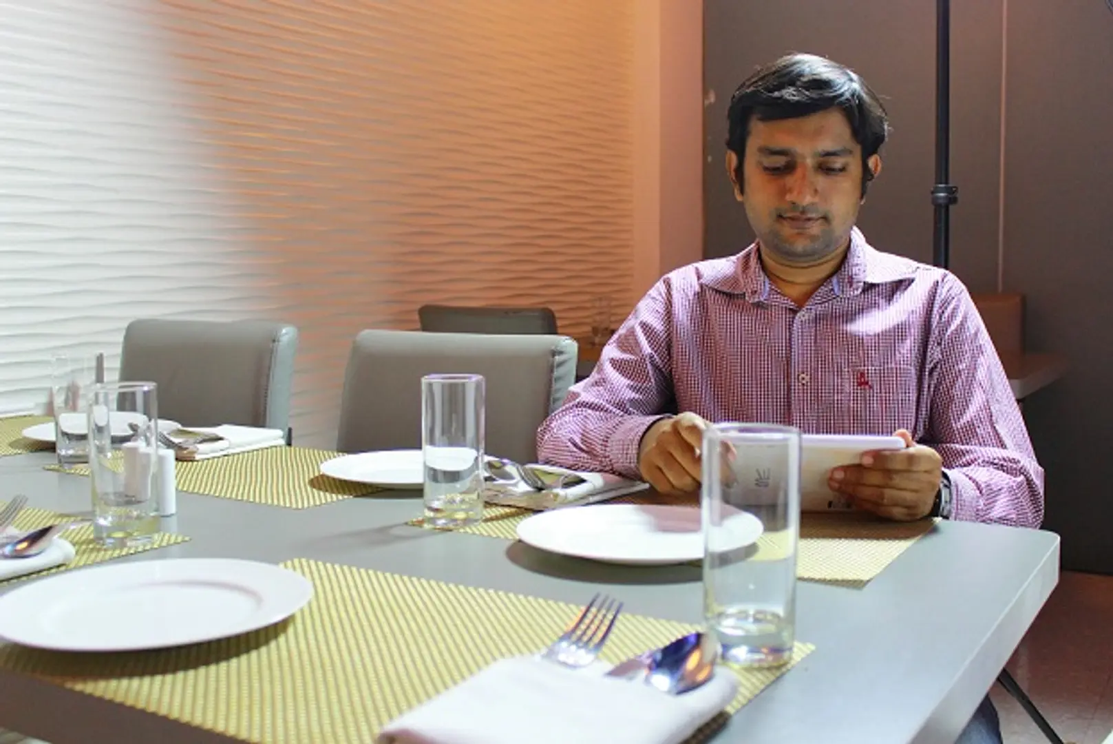 How is startup iPsator trying to make feedback ‘intelligent’ and ‘actionable’?