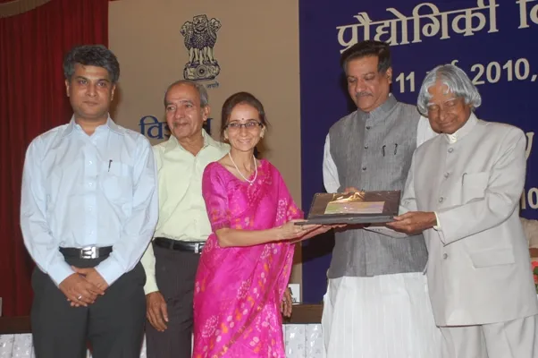 SINE team receiving award from President Abdul Kalam