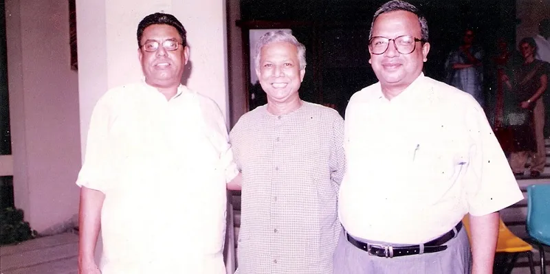 Samit Ghosh(R) with Muhammad Yunus(C) of Gramin Bank