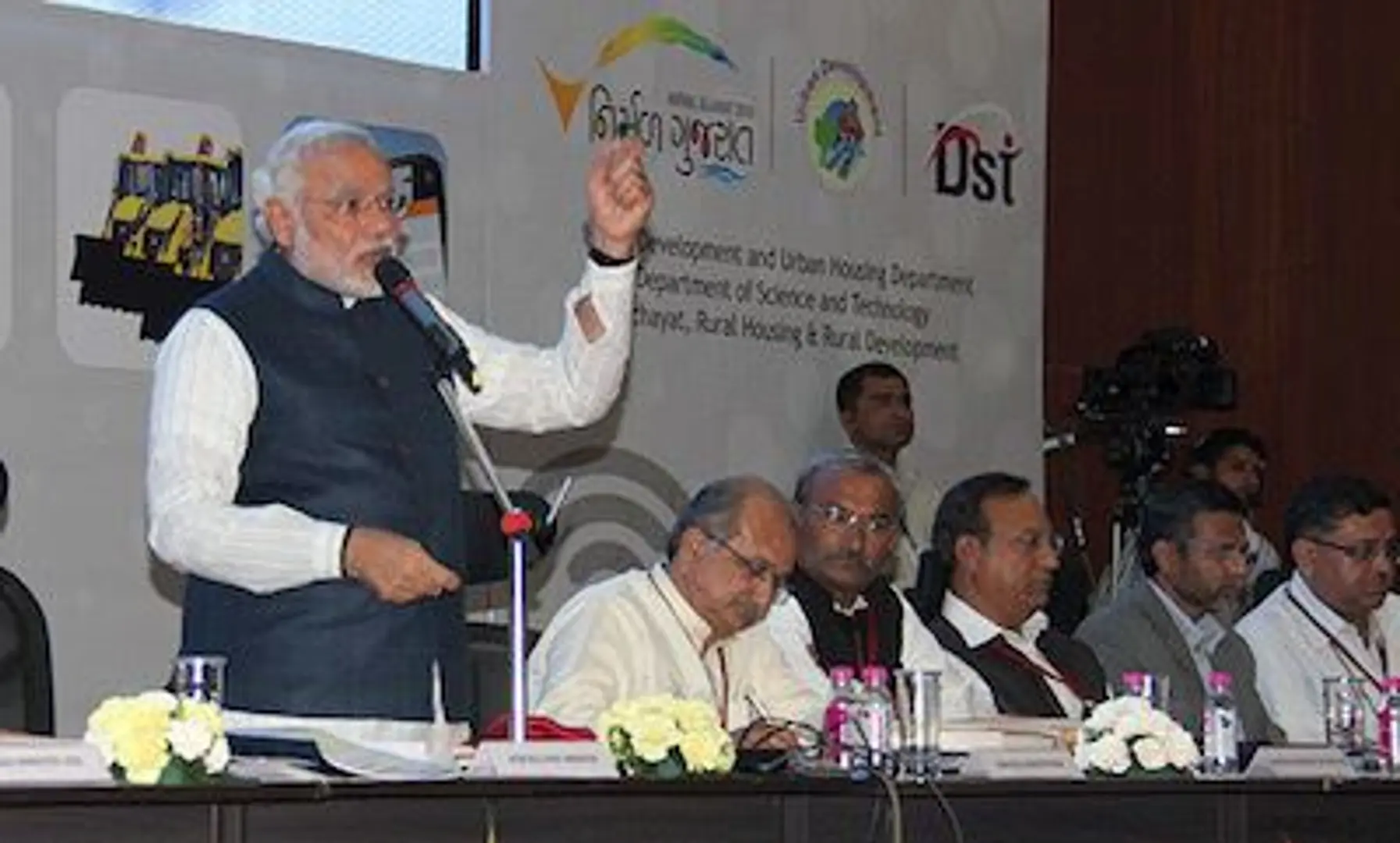 Narendra Modi launches e-Nagar project to make Wi-Fi zones in 53 towns