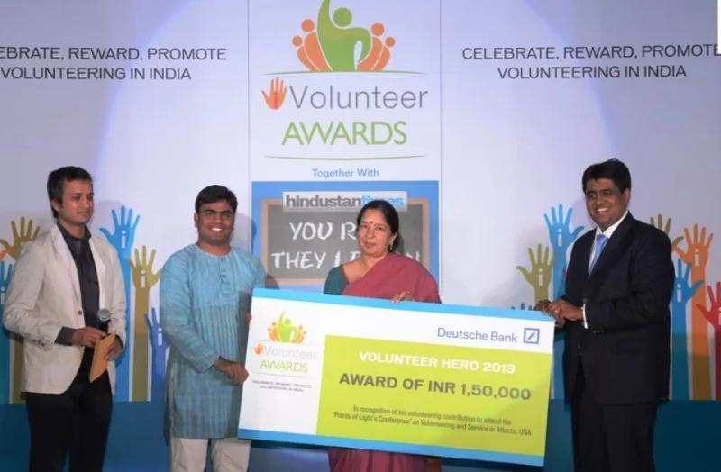Volunteer Hero 2013 Selva Ganapathy received award from Shikha Sharma