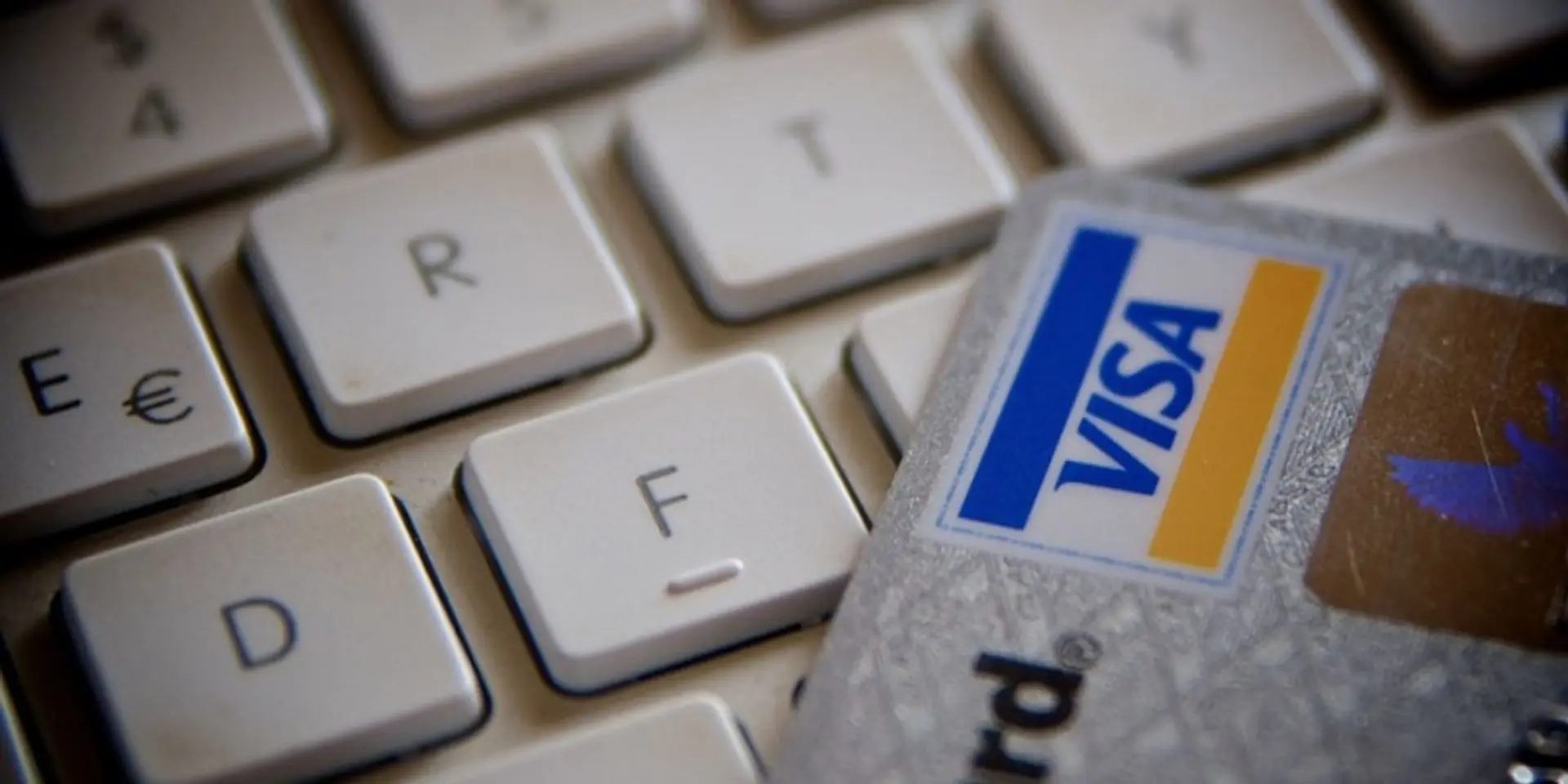 What upcoming online shopping startups are doing different from the giants?