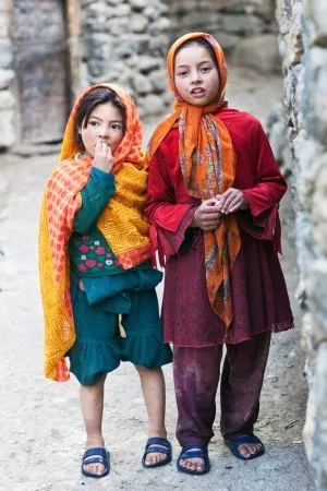 Kashmiri Muslim school girls (courtesy Shutterstock)