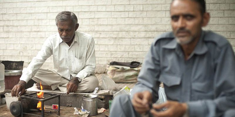 This Delhi roadside chaiwalla cycles 100 km a day to peddle his 24 books