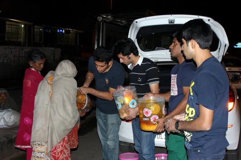 Volunteers Donating Food1