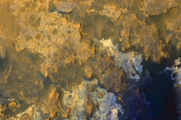 Mars Orbiter Sees Curiosity Rover in 'Artist's Drive' (NASA/JPL-Caltech/Univ. of Arizona)