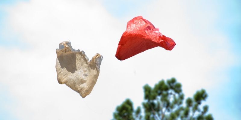 Govt plans to fine street vendors for using substandard plastic bags