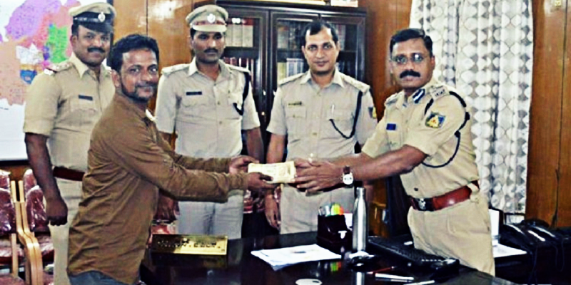 Belgaum Auto driver returns Rs 1 lakh to the police commissioner