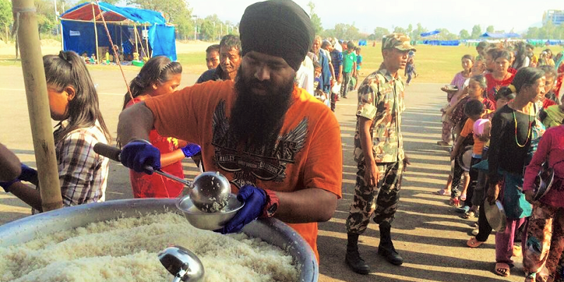These members of the Sikh community are feeding 14,000 Syrian refugees daily