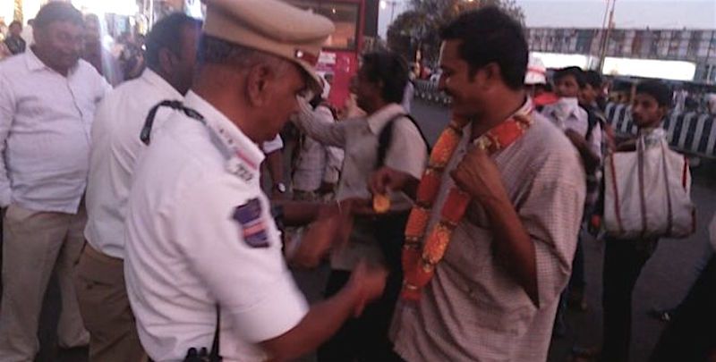Hyderabad traffic-police garland those found relieving themselves in public