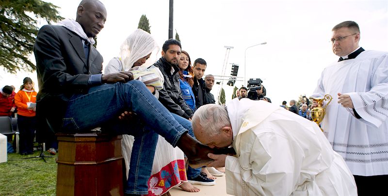 Pope Francis kissed the feet of Hindu and Muslim refugees to spread the message of peace