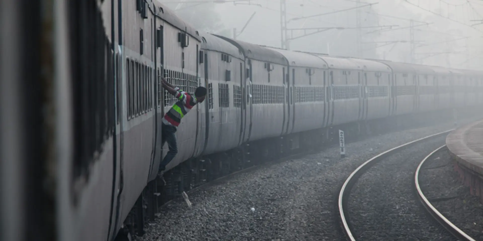This Canadian spent 85 hours on the longest train journey in India, shopping at the bustling market on the train