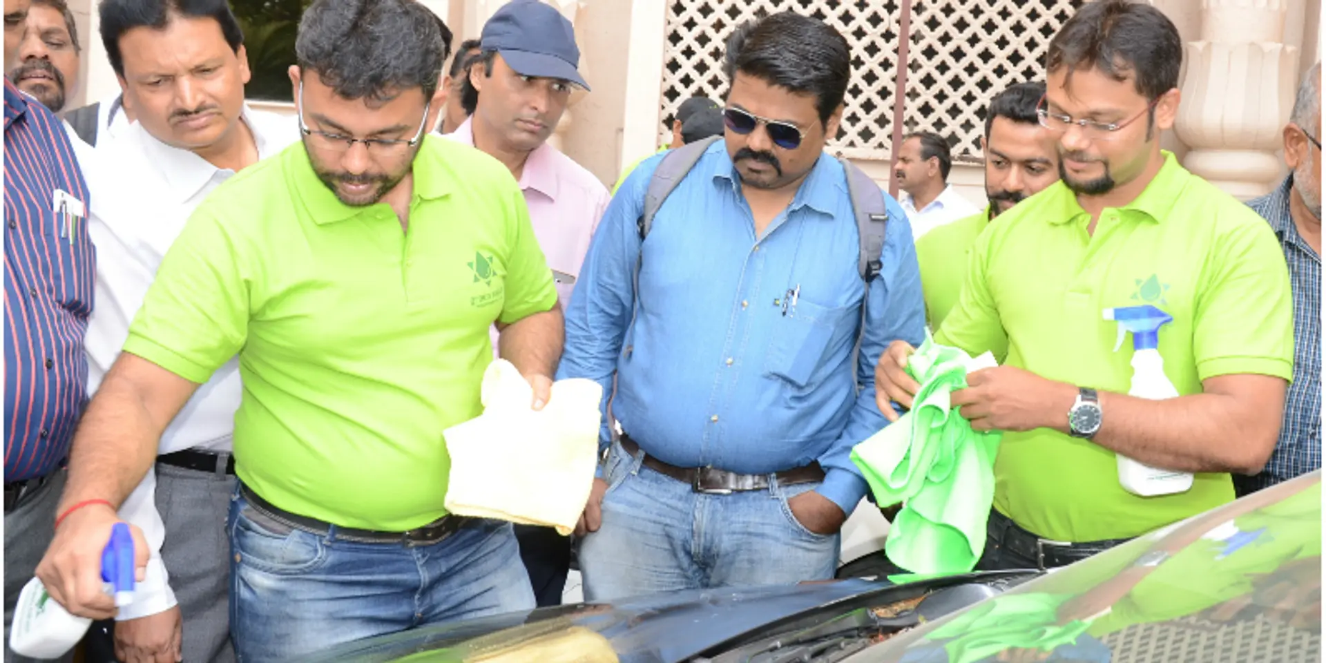 The ‘Reverse-Bucket-List’ of Two Pune brothers: Completely waterless car-washes to cope with drought