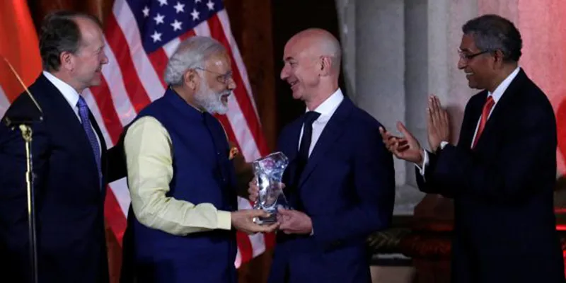Prime Minister Narendra Modi (L) presents the Global Leadership Award to Amazon CEO Jeff Bezos, Source - Reuters