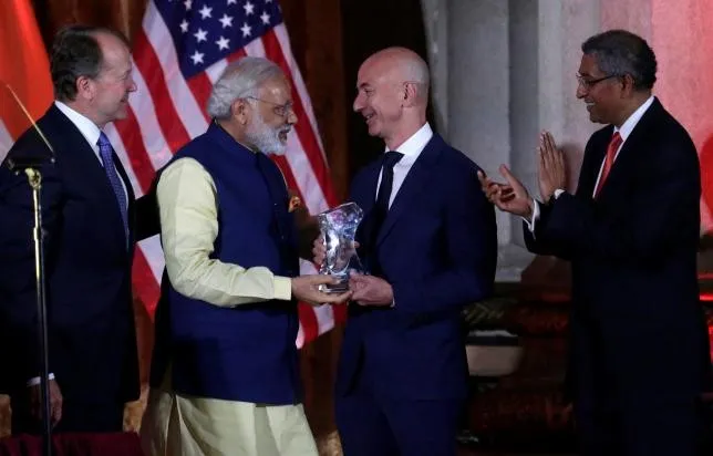 India's Prime Minister Narendra Modi (L) presents the Global Leadership Award to Amazon CEO Jeff Bezos at the U.S.-India Business Council (USIBC) 41st annual Leadership Summit in Washington, Source - Reuters