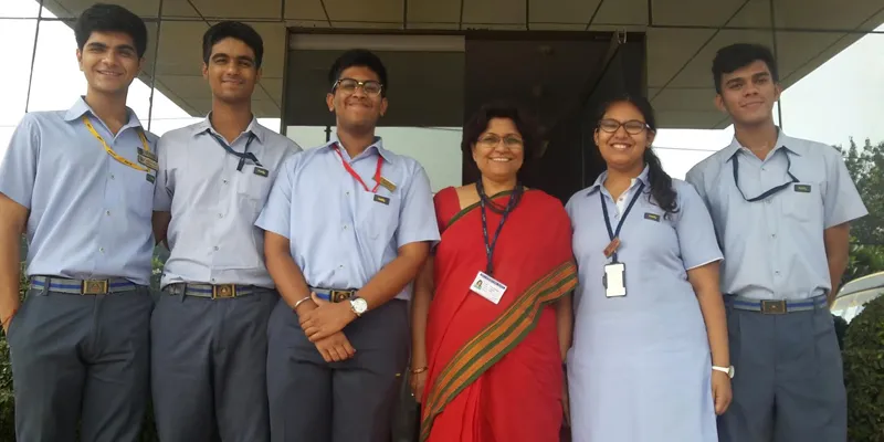 The Peekabook team with the school principal. (L-R) Ansh Aggarwal, Nikhil Kalia, Manan Rai, Ameeta Mohan, Medha Mathur, and Yash Gupta