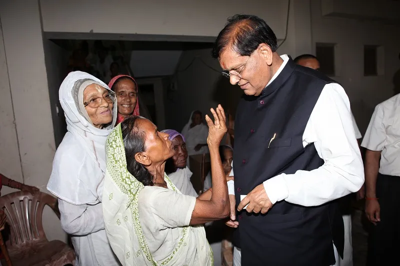 YourStory Pathetic Condition - Widows of Vrindavan before Sulabh came in their life