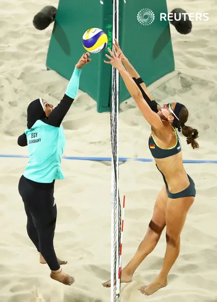 Credits : Doaa Elghobashy (left) of Egypt and Kira Walkenhorst (right) of Germany compete. © Lucy Nicholson / Reuters