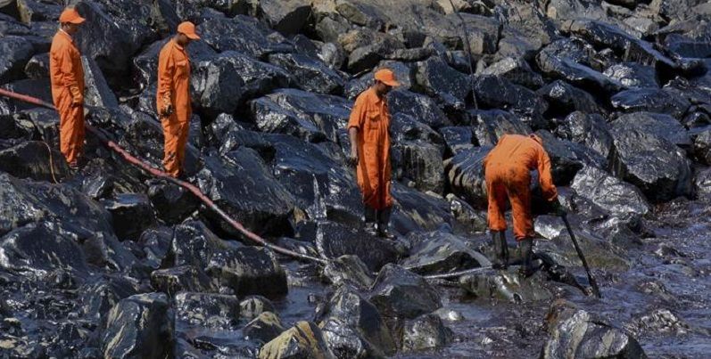 Oil spill takes Chennai by surprise as sludge reaches its famed beaches