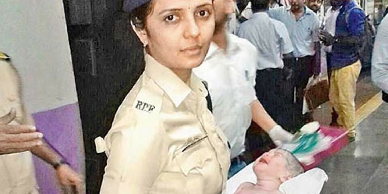 Mumbai local stops at Dadar as doctors and passengers help pregnant woman deliver her baby