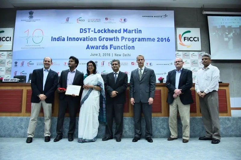 Sriram receiving an award for IIGP 2016 winner