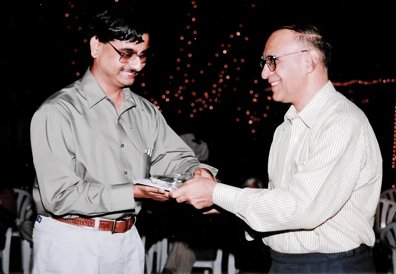 IVk receiving Group President Award for Tech from Ashok Soota