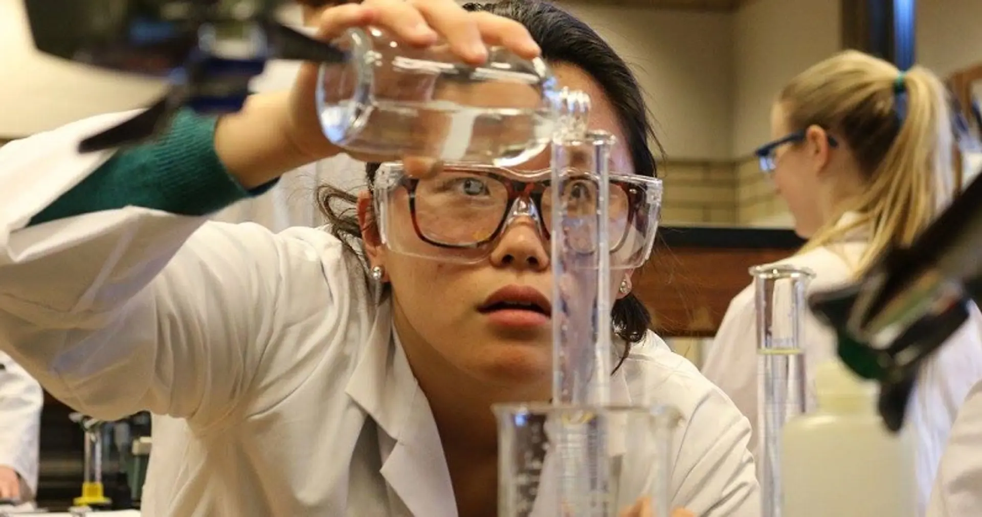 A smartphone app that helps colour-blind students conduct lab experiments