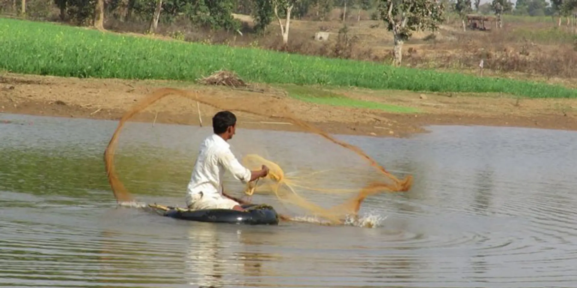 Small farmers eye big fish in Jharkhand
