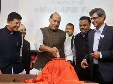 Rajnath Singh launching the donation campaign for Modi4PM