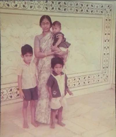 Childhood With Mom_ Elder Brother and Younger Sis