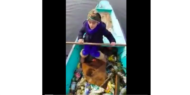 This little girl set off on her boat to clean the Dal Lake, and PM Modi was impressed