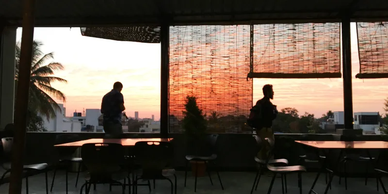 Beobachten des Sonnenunterganges von der Dachterrasse des YourStory Büros