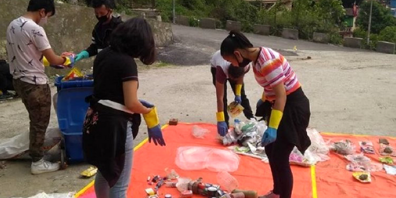 Trash out: People get together to clean the Himalayas