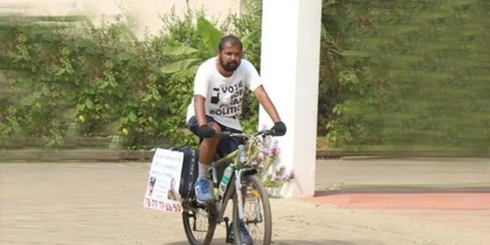 अपनी साइकिल पर अखिल (फोटो साभार- टाइम्स ऑफ इंडिया)