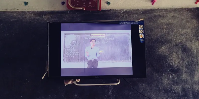 ब्लैक बोर्ड के पास लगी टीवी स्क्रीन