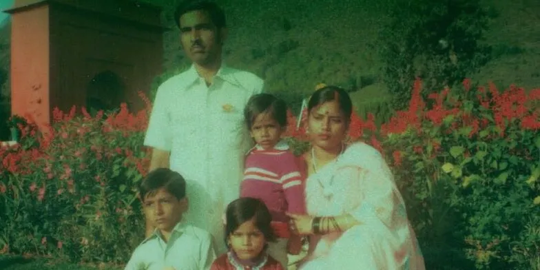 1982 की कश्मीर ट्रिप पर फैमिली फोटो, जब सतीश तीसरी क्लास में थे, 