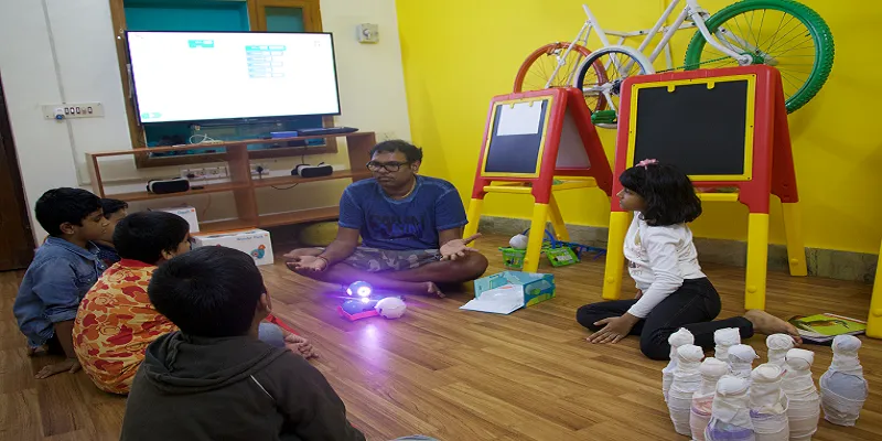 பள்ளிக்குழந்தைகள் உடன் ஸ்ரீதர்