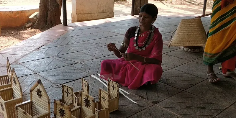 शिल्पग्राम में सामान बनाती आदिवासी महिला