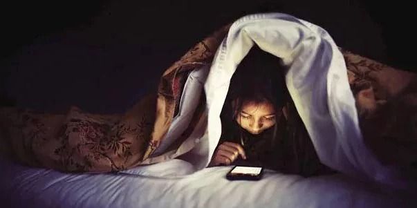 सोने से पहले बच्चों के हाथ से मोबाइल फोन छीन लेने में ही भलाई है