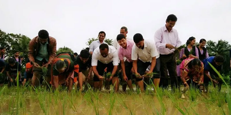 खेत में छात्रों&nbsp;ेक साथ टीचर्स (फोटो साभार- सोशल मीडिया)