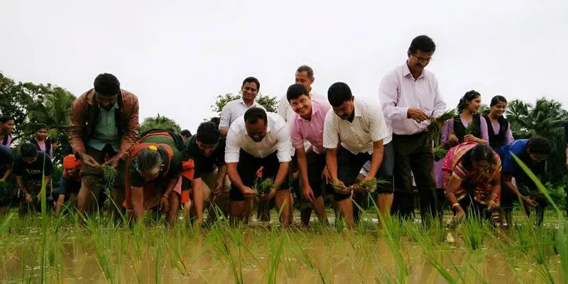 खेत में छात्रों ेक साथ टीचर्स (फोटो साभार- सोशल मीडिया)