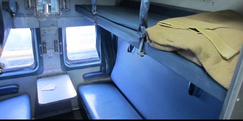 भारतीय रेल्वेने प्रवाश्यांना मधल्या आणि खालच्या बर्थवर रात्री१० ते सकाळी ६पर्यंत झोपण्यास सांगितले!