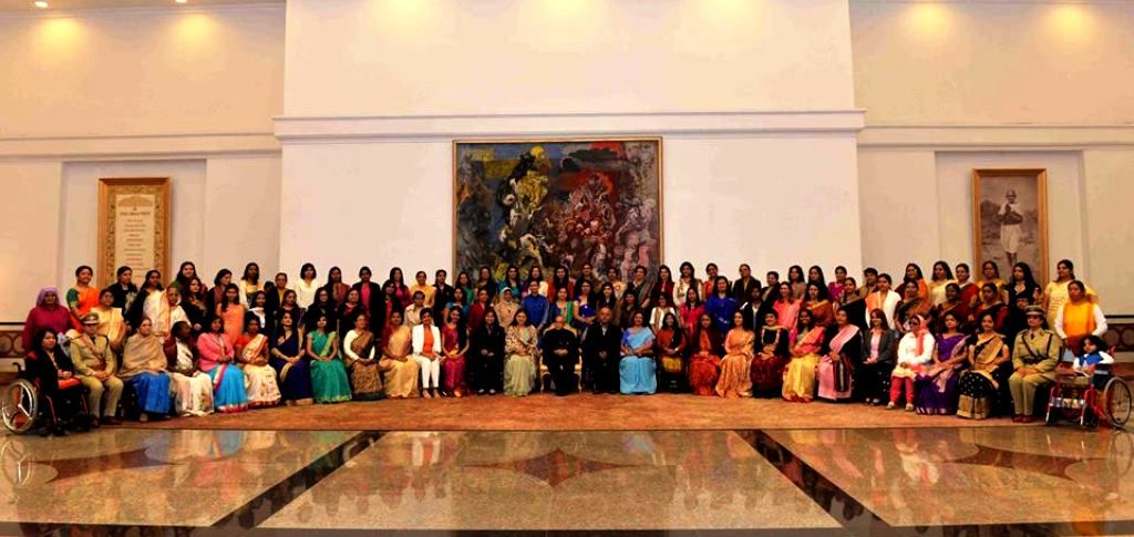 ஜனாதிபதி கெளரவித்த பின் 'வாட்ஸ்ஆப்' மூலம் சங்கமித்த 100 சாதனைப் பெண்கள்!

