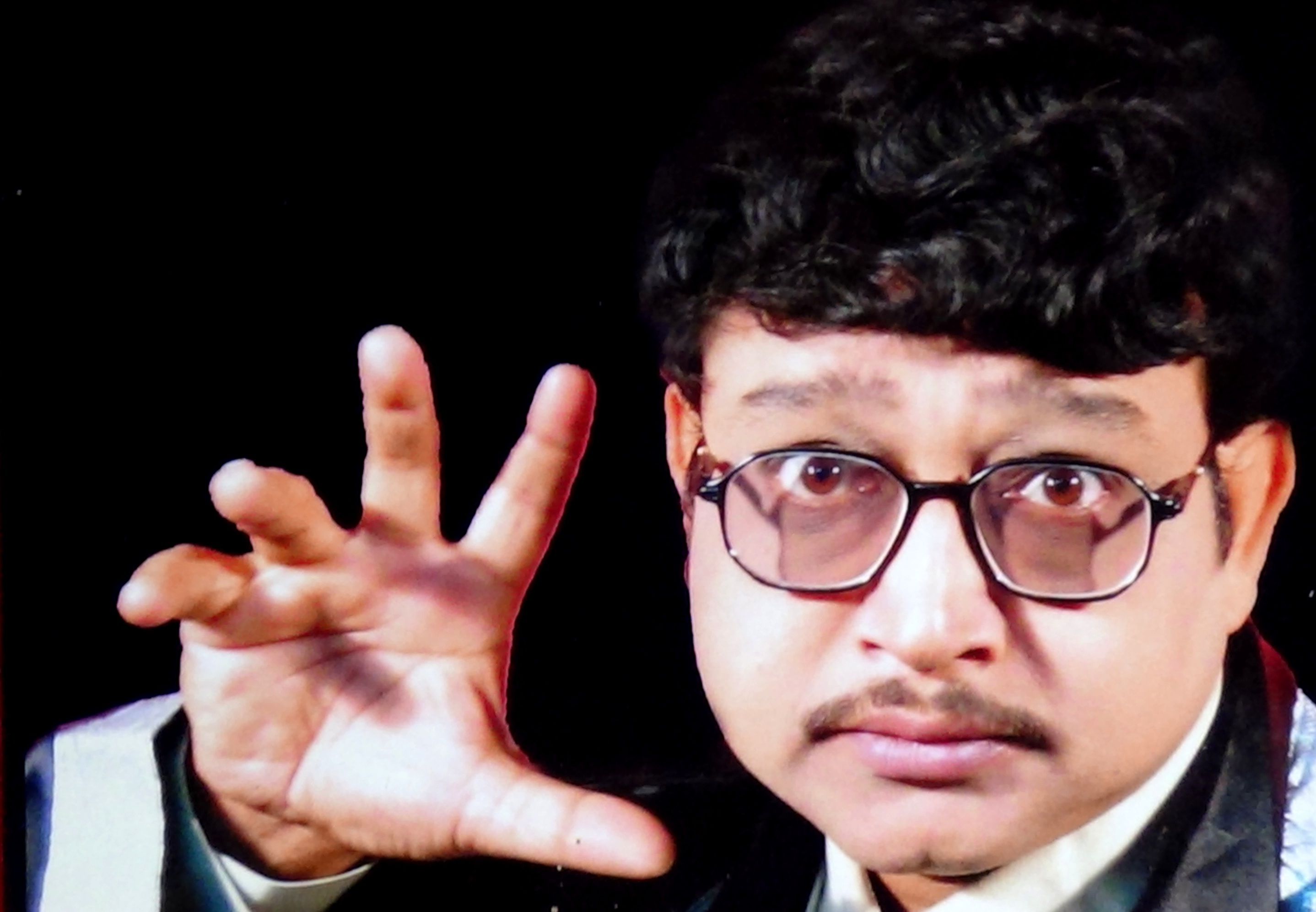 সৌমর ভোজবাজি কারখানায় তৈরি হয় জাদু বাক্স