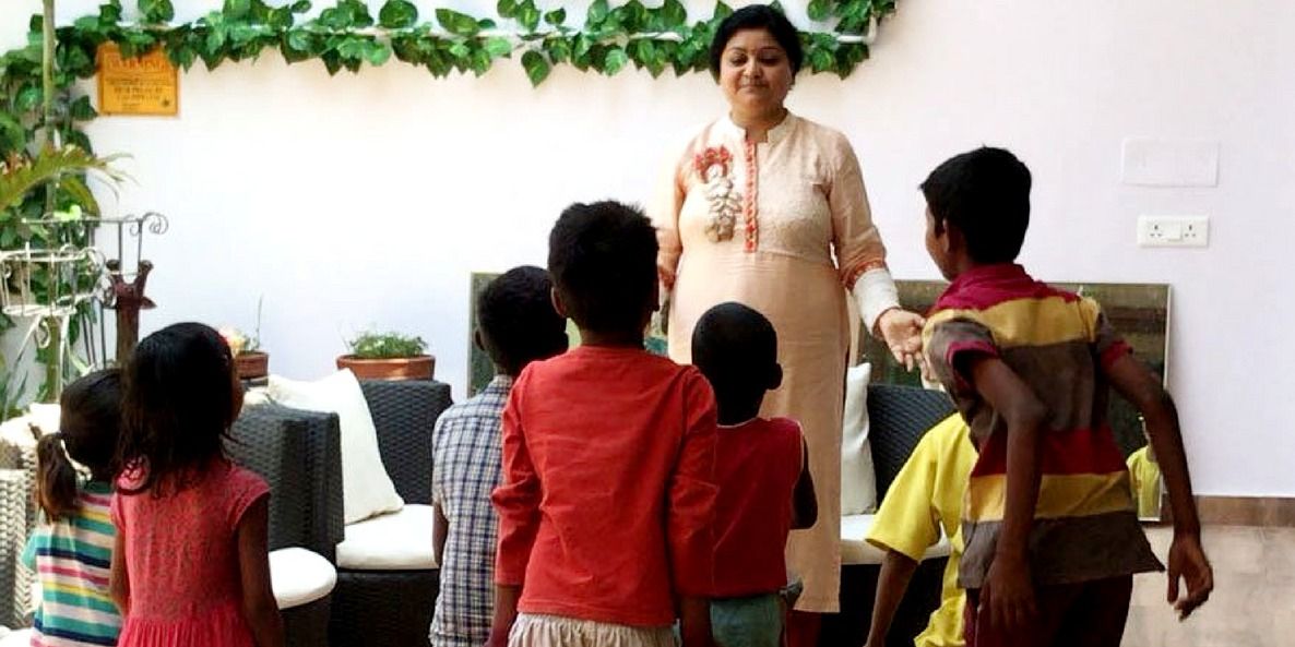 आईएएस अफसर की पत्नी गरीब बच्चों के लिए सरकारी बंग्ले में चलाती हैं क्लास