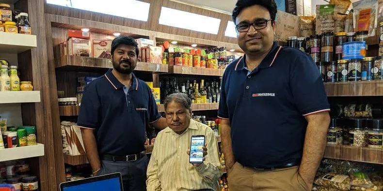 एक किराना स्टोर पर रोहित और समर्थ