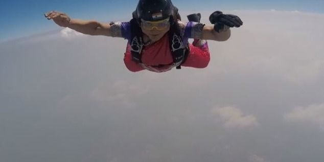पुणे की महिला ने साड़ी पहन 13,000 फीट की ऊंचाई से लगाई छलांग, रचा कीर्तिमान